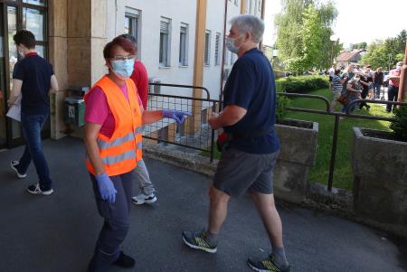 Množično cepljenje v ZD Cerknica 01 FOTO LJUBO VUKELIČ